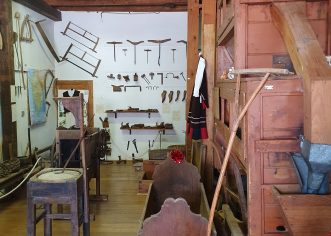 U centru Kaštelira, tik do prostorija turističke zajednice, smjestila se bogata etnografska zbirka starih, istarskih predmeta.