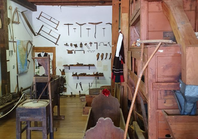 U centru Kaštelira, tik do prostorija turističke zajednice, smjestila se bogata etnografska zbirka starih, istarskih predmeta.