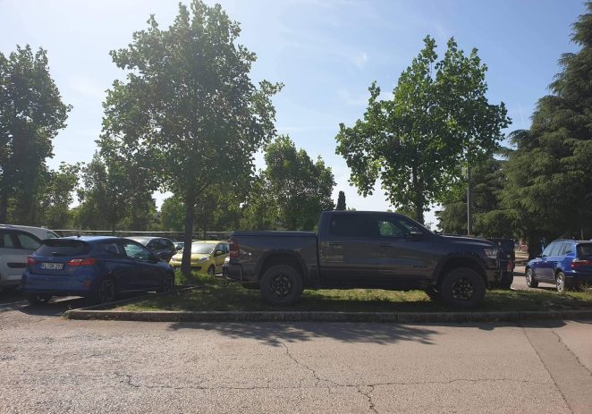 Ako posjedujete SUV ili slično vozilo slobodno se parkirajte na zelenu površinu unutar gradskog parkinga ! :) ???