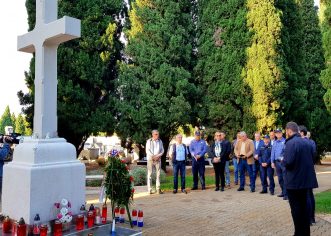 Delegacija Grada Poreča povodom Dana neovisnosti položila vijence na centralnom križu Gradskog groblja