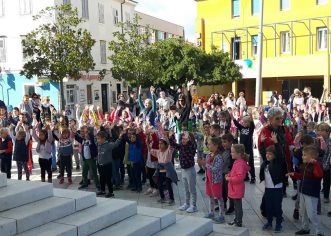 Ljubav djeci prije svega – DND Poreč na Trgu slobode okupilo više od 300 djece povodom Dječjeg tjedna