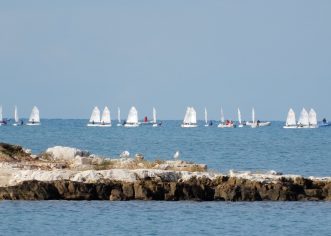 Prvog dana Prvenstva Hrvatske  za klasu Optimist mladi jedriličari uspjeli odjedriti jedan plov
