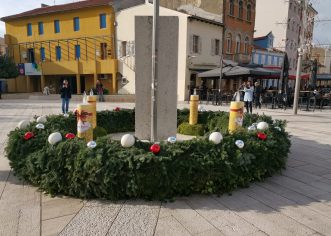 Paljenje prve Adventske svijeće na Trgu slobode u nedjelju u 17 sati – pridružite se !