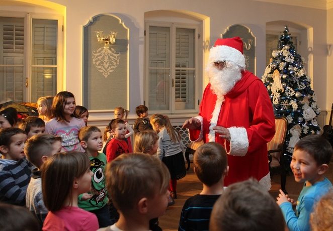 I ove godine za blagdane pokloni za 1400 najmlađih Porečana – Obavijest i poziv roditeljima da izvrše provjeru popisa djece zbog dobivanja poklona Djeda Mraza