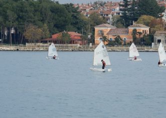 Od petka, 22. studenog do nedjelje, 24. studenog u Poreču će se održati regata klase optimist CroFish – ujedno i Otvoreno prvenstvo Hrvatske za klasu optimist