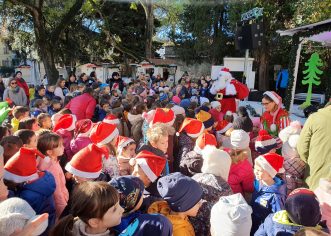 Brojni mališani dočekali Djeda Mraza u Poreču