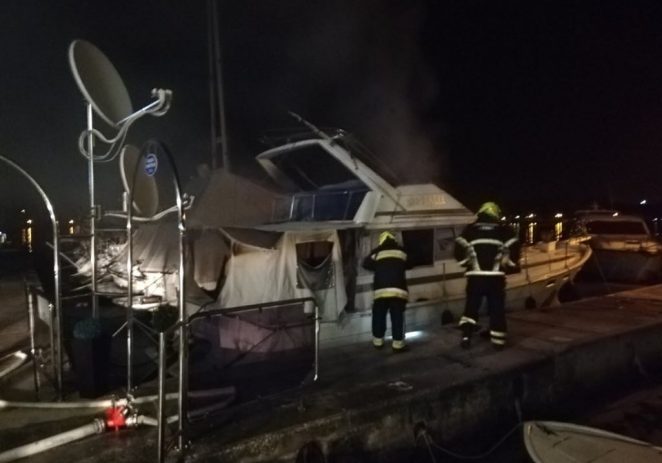 Brzom intervencijom porečkih vatrogasaca ugašen požar na jahti u Marini Parentium
