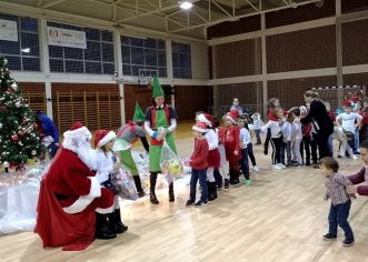 Najpoznatiji djedica na svijetu podijelio pakete kaštelirskim mališanima