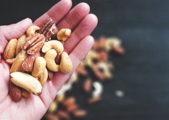 Šaka badema dnevno neće vas udebljati, ali jedan drugi popularni orašasti plod brzo će vam ‘nabiti’ neželjene kile: otkrivamo zamke zdravih grickalica i čime smanjiti štetu