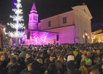 Severina ponovno na Dočeku “zapalila” porečki Trg slobode