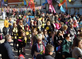 Na Trgu Matije Gupca u Poreču četiristotinjak djece zabavljalo se na  23. Velikom Malom karnevalu