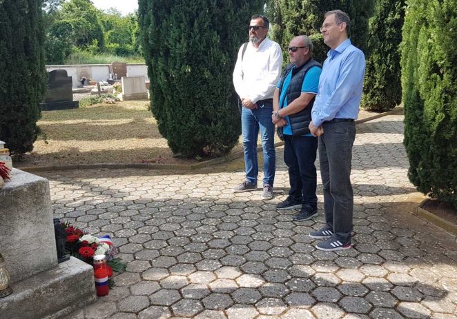 Predstavnici Općine Funtana i komunalnog poduzeća Puntica d.o.o. položili su cvijeće i zapalili svijeće pvodom Dana državnosti