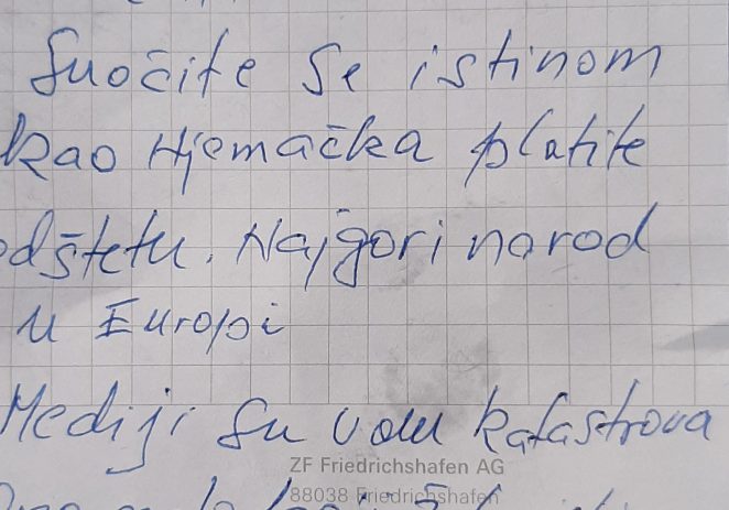 Na automobilu srpskih registracija u Poreču ostavljene sramotne poruke, automobil izgreban :(