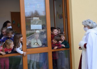 Baka Mraz dostavila poklone djeci u vrtiću i školi u Vižinadi