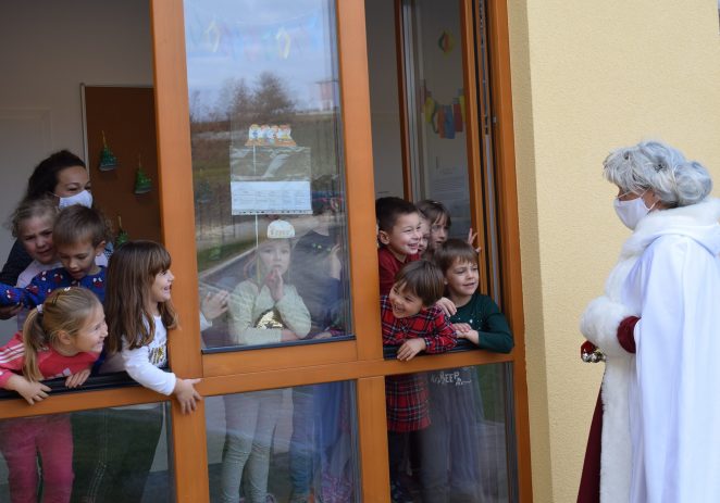 Baka Mraz dostavila poklone djeci u vrtiću i školi u Vižinadi