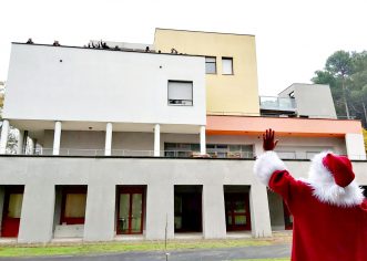 Djed Mraz “sa distance” posjetio korisnike Doma za starije i nemoćne osobe