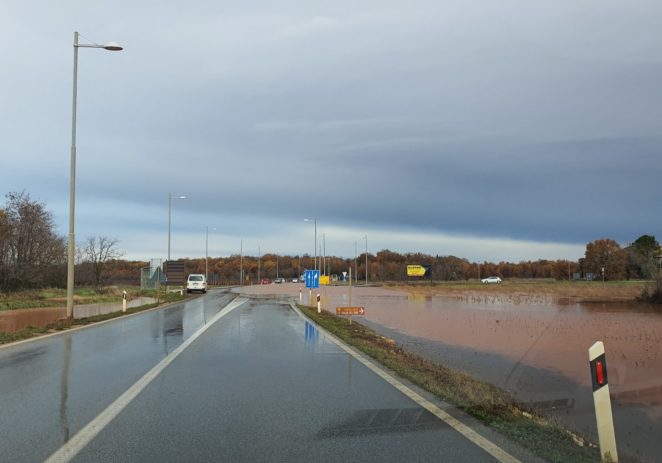 Kiša natopila Poreštinu: Sve službe na terenu, na nekim prometnicama privremena regulacija prometa
