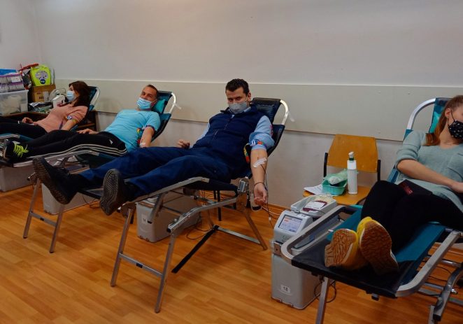 Unatoč hladnom vremenu i čekanju vani na hladnom na akciju darivanja krvi odazvalo se 120 davaoca