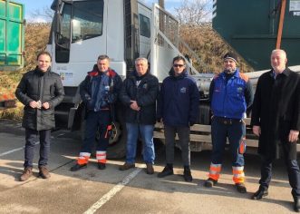 Gradonačelnik Peršurić uručio komunalna vozila sisačkoj tvtrki za gospodarenje otpadom – Kamioni podizači i djelatnici porečke Usluge na ispomoći u potresom pogođenim područjima