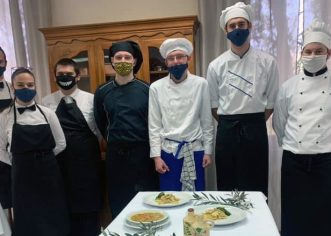 Učenici TUŠ Antona Štifanića u Poreču obilježili su pripremanjem tradicionalnih jela dan „Pusta“ i „Pepelnice“.