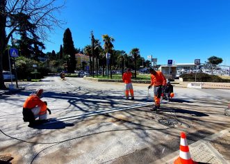 Na Vialima radovi na obnovi prometne signalizacije – veći pješački prijelazi, bolja vidljivost, uklanjanje betonskih gljiva i stupići  za veću sigurnost svih sudionika u prometu