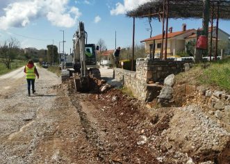 Općina Vižinada: U tijeku je izgradnja nogostupa uz županijsku cestu u naselju Crklada