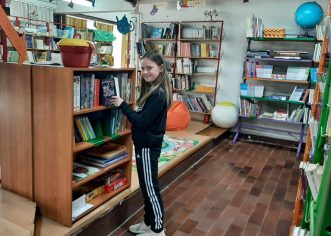 Sara Vajagić, učenica 3. c razreda Osnovne škole Poreč pobjednica je 1. fotografskog natječaja „Moja kućna biblioteka/Moj kutak za čitanje“
