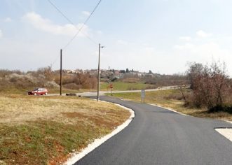 Asfaltirana cesta prema naselju Danci i ceste u Baderni