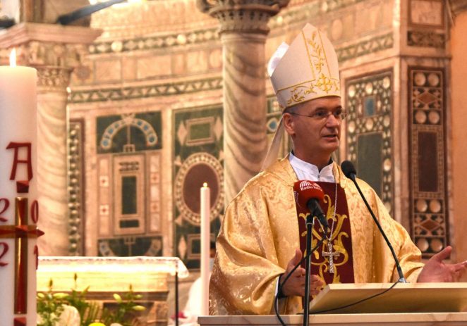 U porečkoj Eufrazijevoj bazilici nadbiskup mons. dr. Dražen Kutleša vodio je svečanu misu Uskrsa