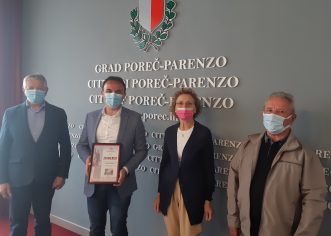 Predstavnici porečke Udruge antifašističkih boraca uručili zahvalnicu gradonačelniku Lorisu Peršuriću