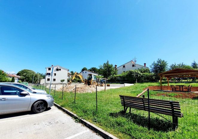 Gradi se novo sportsko igralište u ulici I. G. Kovačića, obnova signalizacija na polivalentnim igralištima u Musaležu, Varvarima i Velenikima