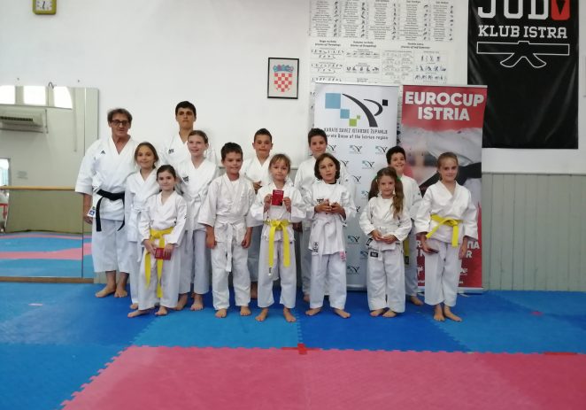 Novi pojasevi za 24 člana Karate kluba Finida