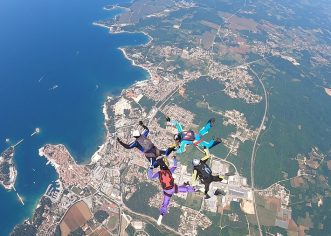 Preko stotinu padobranaca iz sedam zemalja natječe se na nebu iznad Poreča