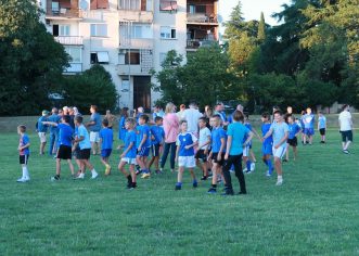 video: Nogometni klub Jadran organizirao fotkanje dronom “Pozdrav Jadranu” na igralištu kod autobsnog kolodvora