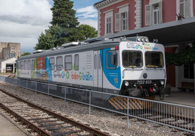 Predstavljen novouređeni vlak, koji omogućuje prijevoz bicikala na relaciji Pula – Buzet,