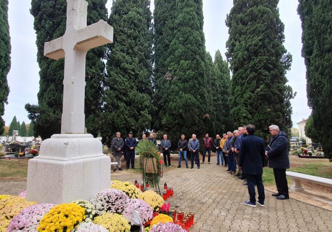 Povodom Dana sjećanja na žrtve Domovinskog rata i Dana sjećanja na žrtvu Vukovara i Škabrnje položeni vijenci na gradskom groblju
