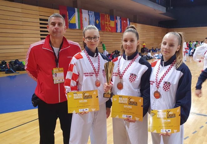 Flavia Paliaga, članica Karate kluba Finida, na Prvenstvu Balkana u Rijeci u ekipnom nastupu osvojila 3. mjesto