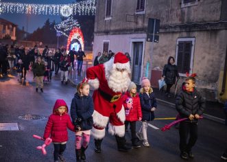 AdvenTorre – Tarska božićna bajka u izvedbi Istra Inspirita donijela je dašak topline i božićne radosti na Badnjak