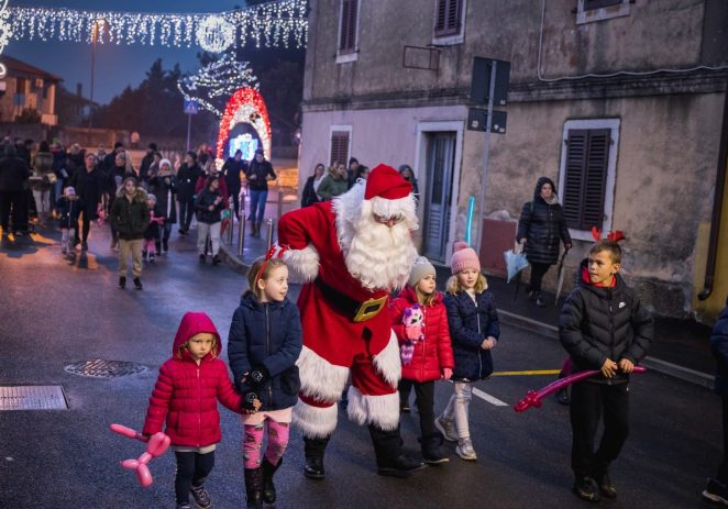 AdvenTorre – Tarska božićna bajka u izvedbi Istra Inspirita donijela je dašak topline i božićne radosti na Badnjak