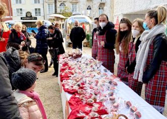 U nedjelju na “Adventu Poreč” održano Slatko jutro uz igrokaz za djecu, u utorak  mađioničar i karaoke