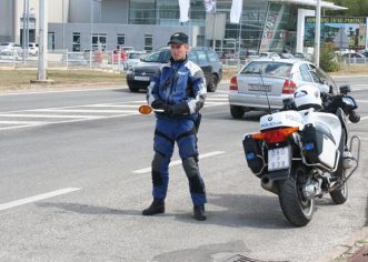 Bez položenog vozačkog ispita vozio neregistrirani auto pa odbio i testiranje na droge