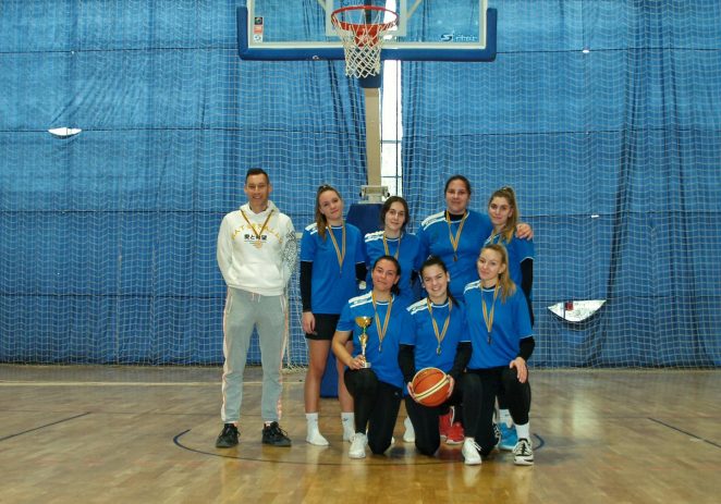 Učenice i učenici SŠ Mate Balote nastupili su na Županijskom prvenstvu srednjih škola u košarci