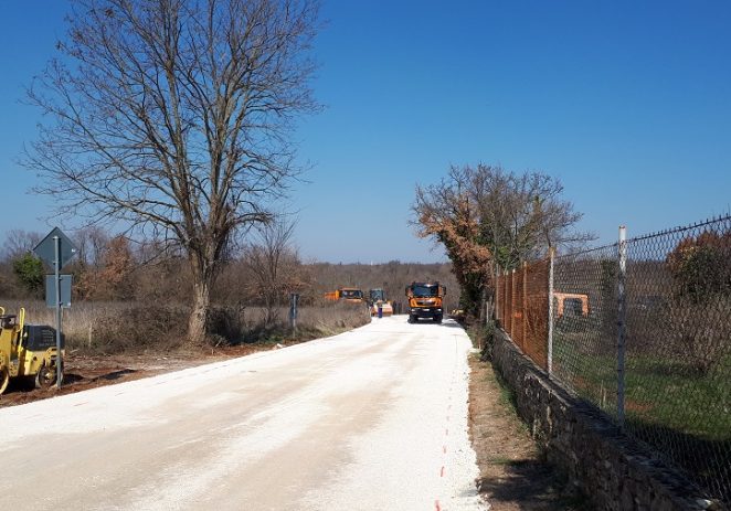 Asfaltirana dionica ceste Kosinožići-Nova Vas, uređenje se nastavlja uz privremenu prometnu regulaciju