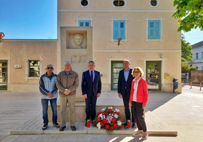 U Višnjanu položeno cvijeće u spomen na narodnog heroja Jože Šurana