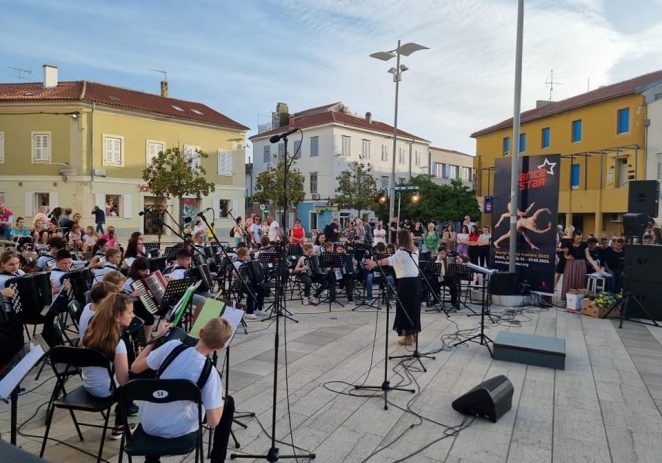 Harmonikaši iz Poreča, Vinkovaca, Virovitice i Vukovara u održali koncert na Trgu slobode