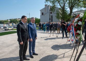 Polaganjem vijenaca kod Spomenika palim borcima i žrtvama fašizma Istre u Titovom parku  u Puli, danas je obilježen Dan pobjede nad fašizmom i Dan Europe