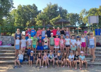 Ukupno 33 djece iz Vižinade uči plivati i zabavlja se u Ljetnom kampu u Poreču