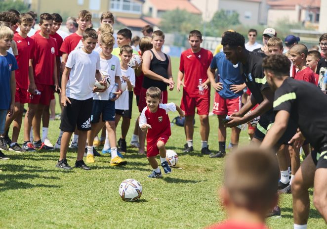 Buduće zvijezde Manchester Cityja družile se s djecom u Novigradu