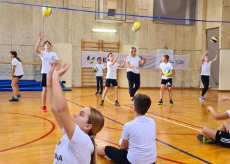 U Osnovnoj školi Vladimira Nazora u Vrsaru pod sloganonom „Play Volleyball, grow with it“ organiziran „Dan odbojke“