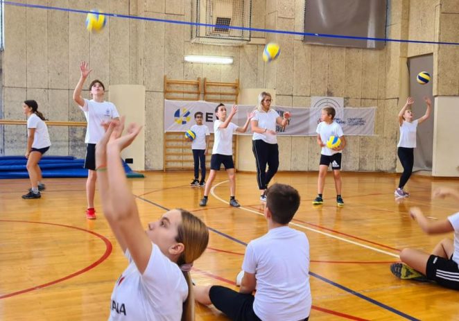 U Osnovnoj školi Vladimira Nazora u Vrsaru pod sloganonom „Play Volleyball, grow with it“ organiziran „Dan odbojke“